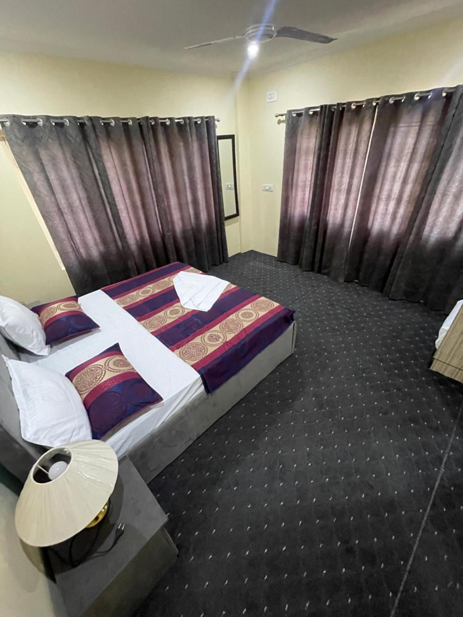 The Khayabaan - Luxurious Home Stay Away From Home Srīnagar Exterior foto