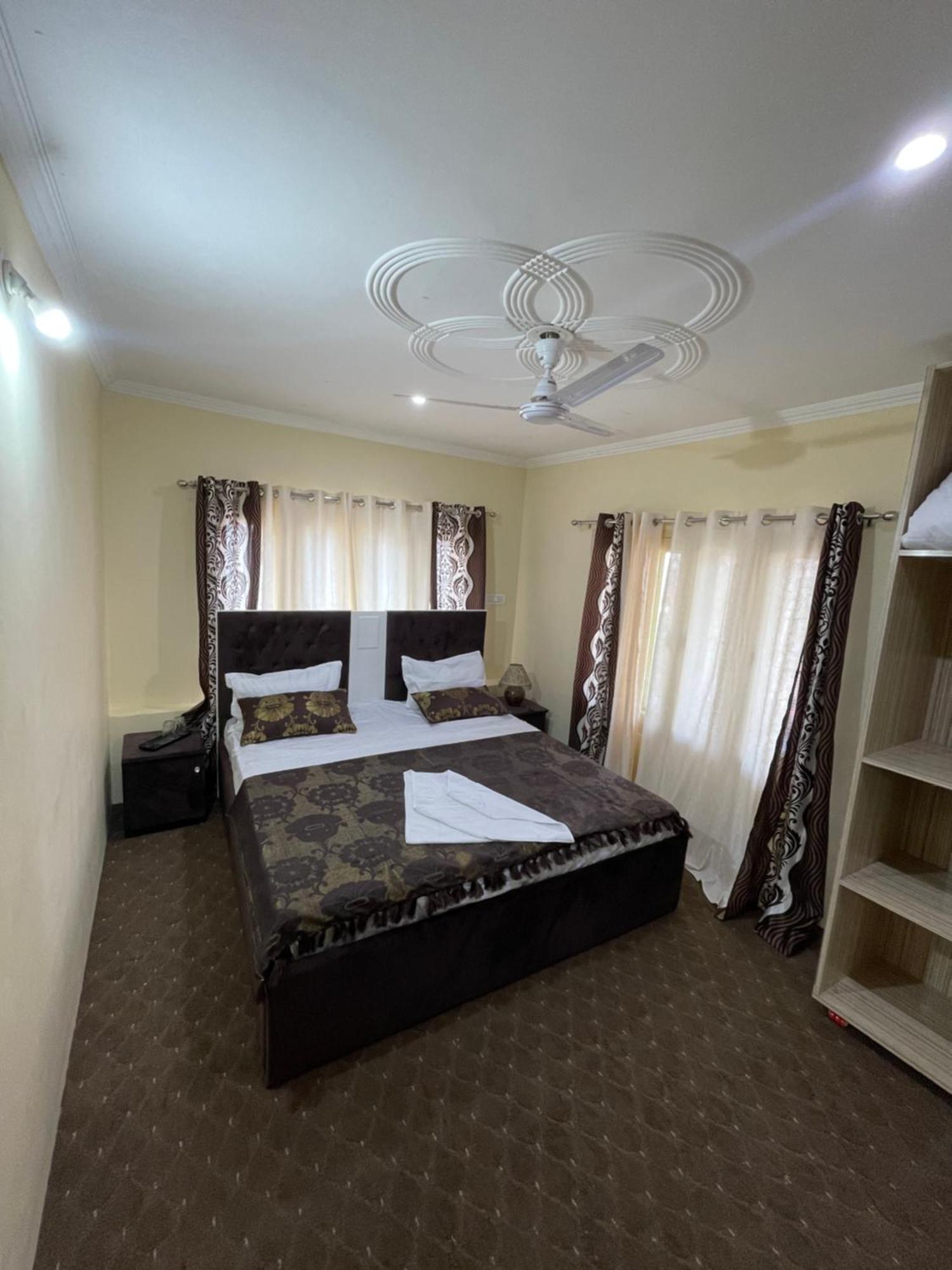 The Khayabaan - Luxurious Home Stay Away From Home Srīnagar Exterior foto
